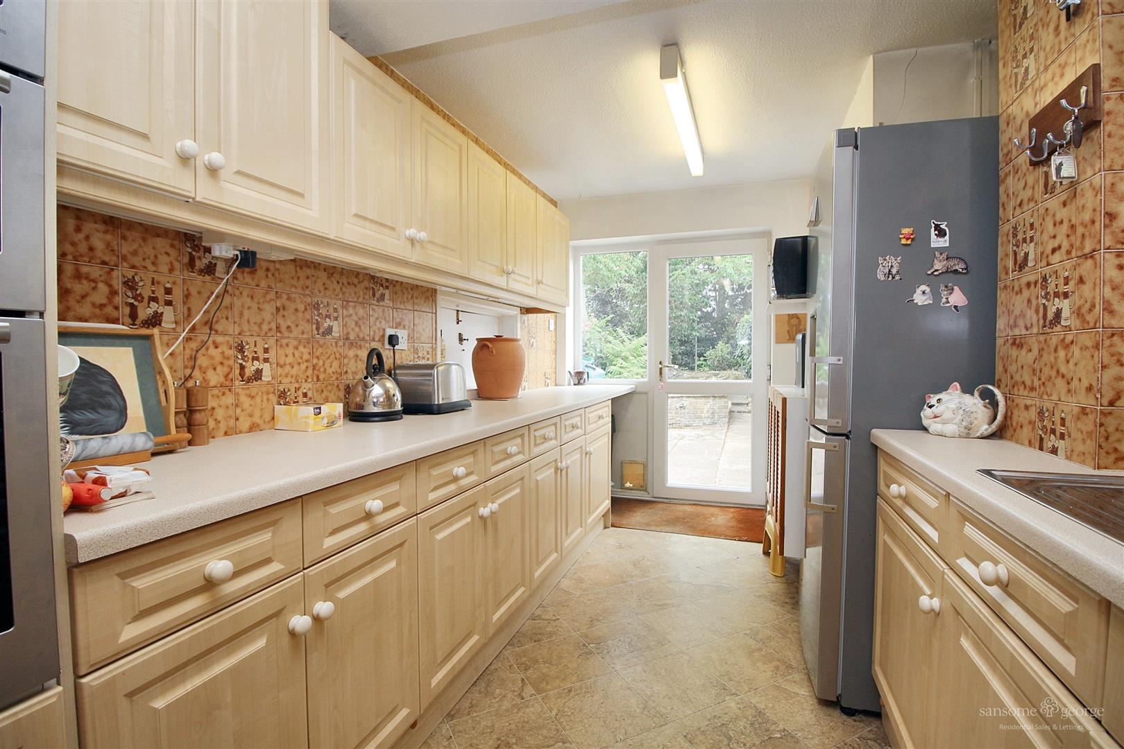 3 bed property in Fitzroy Crescent, Reading